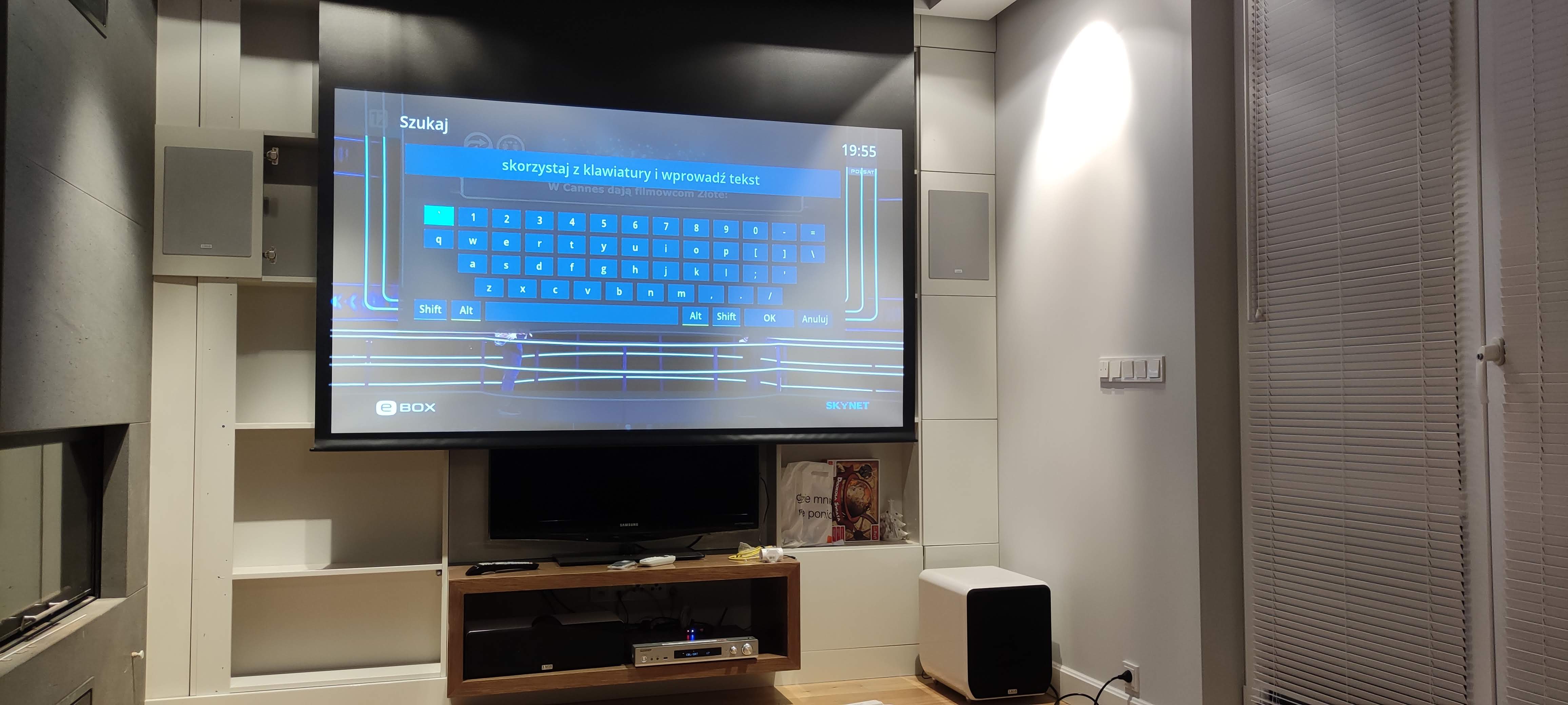 monta� ekranu i projektora